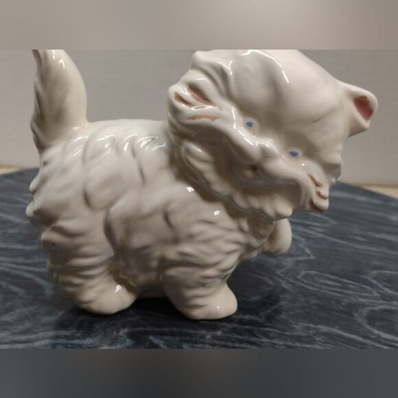 👍 Kitten Cat Figurine Blue eyes Vintage Ceramic.  C6 - Picture 1 of 7